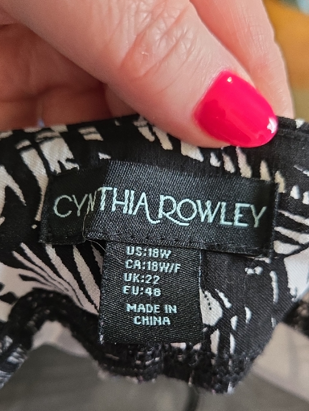 Cynthia Rowley Ladies 18W Capris - Picture 7 of 8